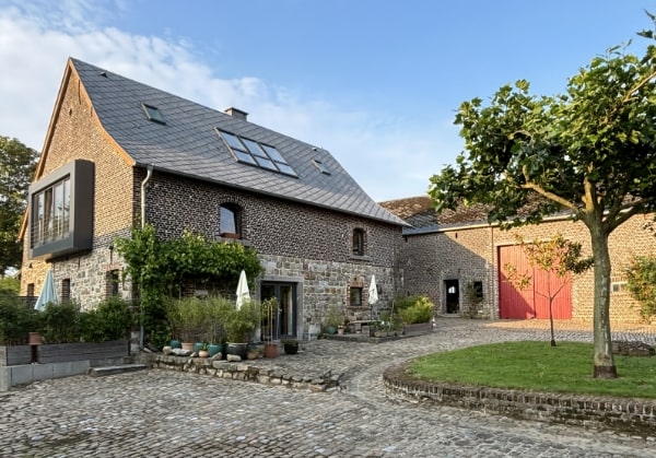 Henri-Chapelle: Aufwendig sanierte Hofanlage mit Wohnhäusern, Stallungen und über 170.000 m² Land