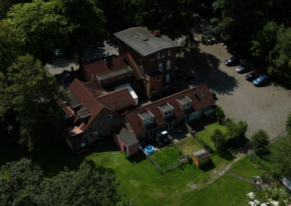 Une entreprise florissante dans un emplacement unique : Un restaurant établi avec sept unités résidentielles et des plans d'extension pour des maisons de vacances écologiques en bois à la lisière de la forêt d'Hertogenwald.