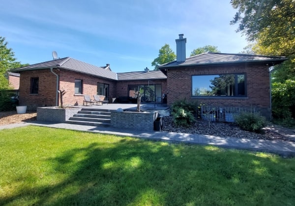 Das perfekte Zuhause für jede Lebensphase: Exklusiver Bungalow- stilvoll renoviert mit großzügigem Platzangebot in idyllischer Grenz -und Waldrandlage