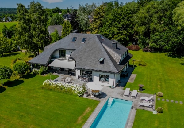 HAUSET: Repräsentative Luxusvilla für höchste Ansprüche mit Außenpool, Sauna und ausbaubarer Dépendance in idyllischer Traumlage.